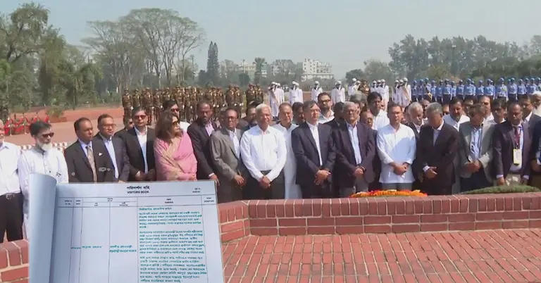 স্মৃতিসৌধে পরিদর্শন করছেন তারেক রহমান